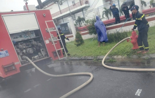 Dùng xe chữa cháy chở nước sạch cấp cho Bệnh viện đa khoa Phú Yên, Bệnh viện Sản nhi tỉnh Đắk Lắk