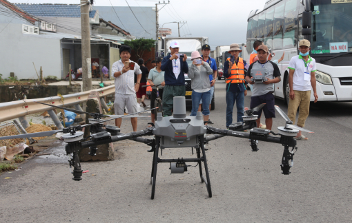 Drone được huy động khảo sát, tiếp cận vùng rốn lũ Hòa Xuân