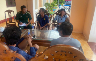 Cứu 4 ngư dân bị chìm tàu trên vùng biển Thổ Chu