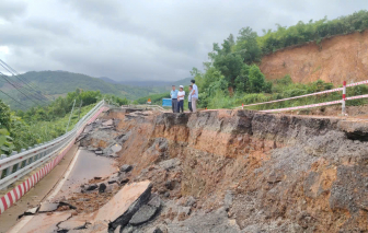 Nổ mìn phá đá tại đèo Khánh Lê để thông tuyến Nha Trang - Đà Lạt
