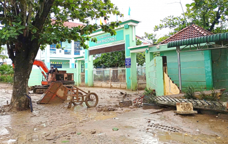 Báo Phụ nữ TPHCM phát động chương trình “Áo mới cho em đến trường sau lũ”