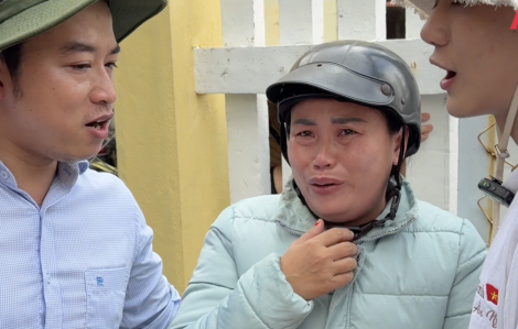 Người dân vùng lũ bật khóc khi nhận hàng cứu trợ