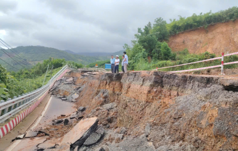 Nổ mìn phá đá tại đèo Khánh Lê để thông tuyến Nha Trang - Đà Lạt