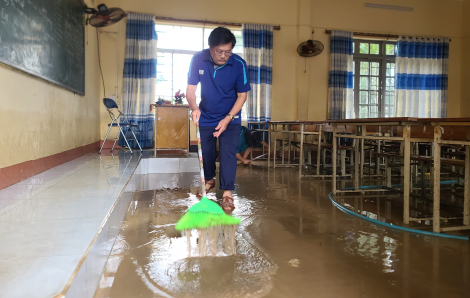 Bị cô lập trong lũ dữ, thầy hiệu trưởng cầm cự suốt 36 giờ với 1 trái xoài