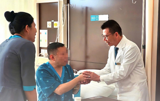 Bác sĩ tranh thủ “giờ vàng” cấp cứu, người nước ngoài phục hồi ngoạn mục