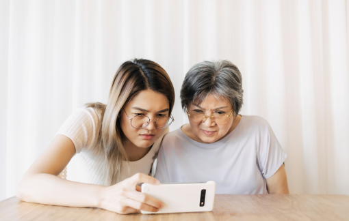 Cầm tay cha mẹ đi qua cạm bẫy số