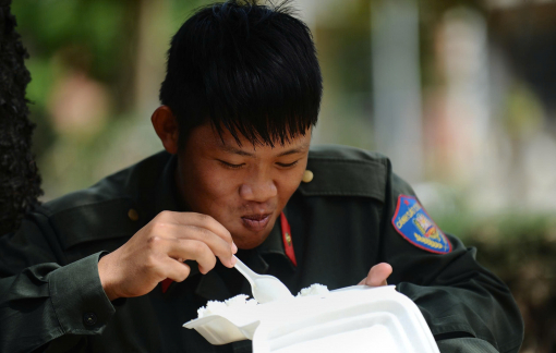 Bữa ăn tạm, giấc ngủ vội của các chiến sĩ đang giúp người dân vùng lũ dọn dẹp