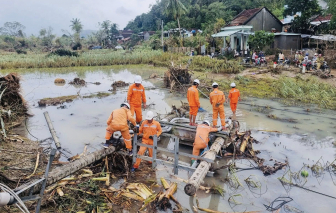 Làm việc bất kể ngày đêm dựng lại 156 cột điện bị ngã do lũ