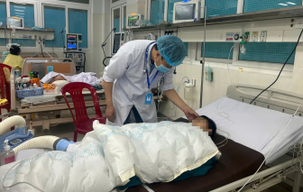 Giận vợ, chồng ôm 2 con nhảy sông tự tử