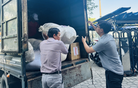 Báo Phụ nữ chuyển 2.000 bộ đồng phục và dụng cụ học tập đến học sinh vùng lũ