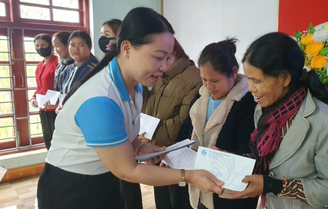 Báo Phụ Nữ TPHCM tiếp tục trao quà hỗ trợ người dân bị ảnh hưởng mưa lũ ở Đà Nẵng