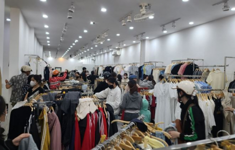 Người dân Đắk Lắk đi mua quần áo sau lũ lịch sử, nhiều cửa hàng giảm giá đặc biệt