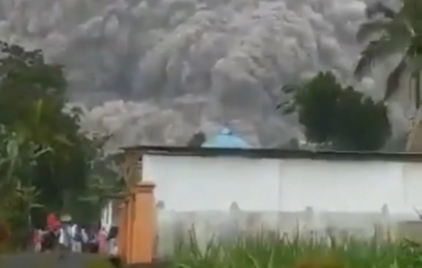 Sơ tán dân, đời sống đảo lộn vì núi lửa phun trào