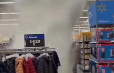 Tuyết đổ sập vào trung tâm mua sắm, nhiều người thoát nạn trong gang tấc