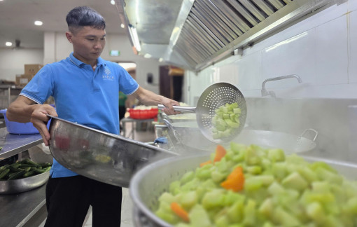 Hàng trăm tình nguyện viên nấu 10.000 suất ăn mỗi ngày cho bà con vùng lũ