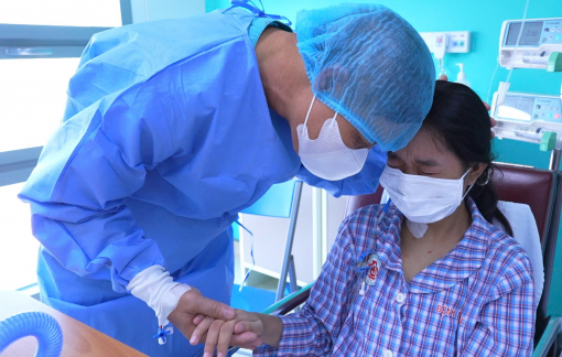 Cha hiến gan cứu con gái sau 17 năm cùng đi qua bệnh tật