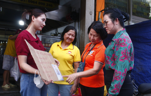 Tiệm đậu hũ hướng dẫn khách mua quét mã ủng hộ đồng bào miền Trung