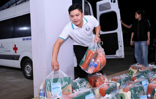 Hơn 100 bác sĩ Sở Y tế Đồng Nai khám bệnh cho người dân vùng lũ Đắk Lắk ngay trong đêm