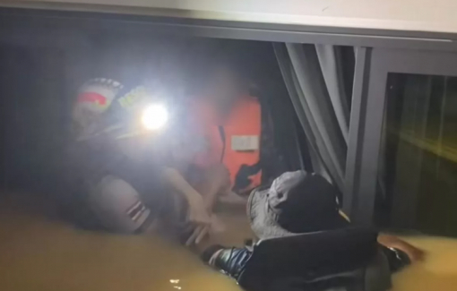 Lũ lụt kinh hoàng tại Thái Lan: Mẹ chết đuối, con gái giữ thi thể trong tủ lạnh