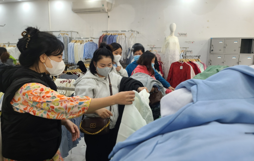 Người dân Đắk Lắk đổ xô mua quần áo sau trận lũ lịch sử