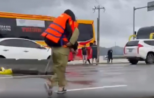 Thiếu tá công an dầm mình trong lũ dữ, cứu người phụ nữ bị rắn độc cắn