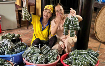 Ngày đêm gói 1.000 đòn bánh tét gửi đồng bào miền Trung