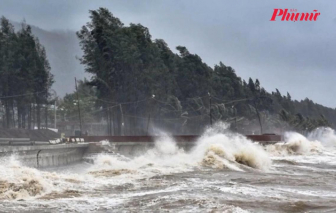 Bão số 15 duy trì cường độ cực đại, liên tục đổi hướng trong khu vực giữa Biển Đông