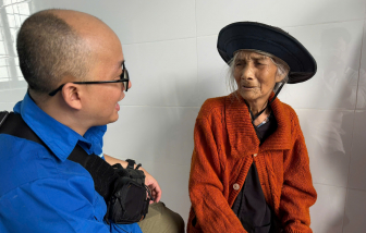 Những tâm sự đầy xúc động của bà con vùng lũ khi được bác sĩ TPHCM khám bệnh