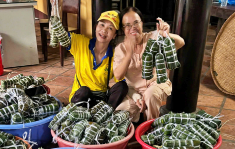 Ngày đêm gói 1.000 đòn bánh tét gửi đồng bào miền Trung