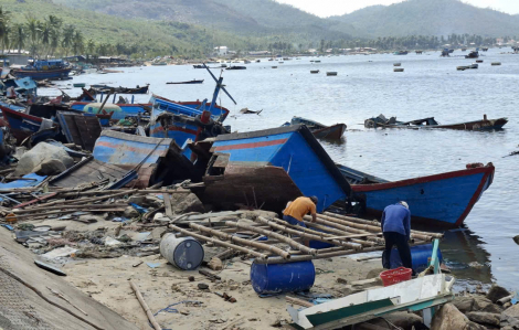 Bắn pháo hiệu báo bão số 15 để ngư dân vào nơi tránh trú an toàn