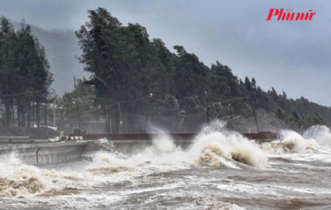 Bão số 15 duy trì cường độ cực đại, liên tục đổi hướng trong khu vực giữa Biển Đông