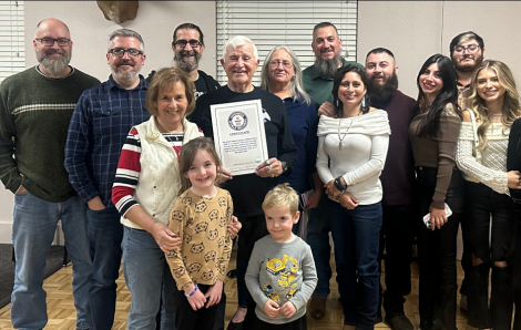 Cặp vợ chồng trẻ nhận cụ ông 74 tuổi làm "con nuôi"