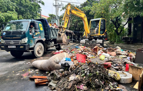 Xuyên đêm dọn 15.000 tấn rác sau lũ lịch sử