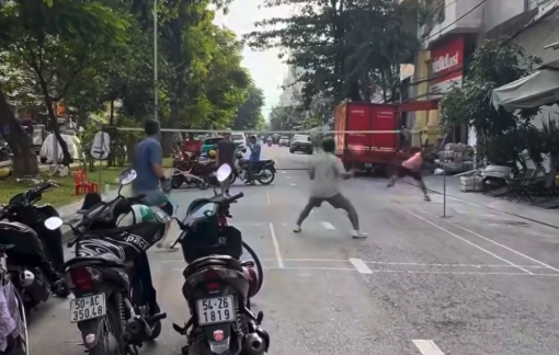 Mời làm việc với nhóm người giăng lưới, đánh cầu lông giữa đường