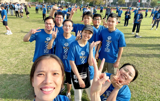 Những cô gái trẻ tha thiết yêu bầu trời