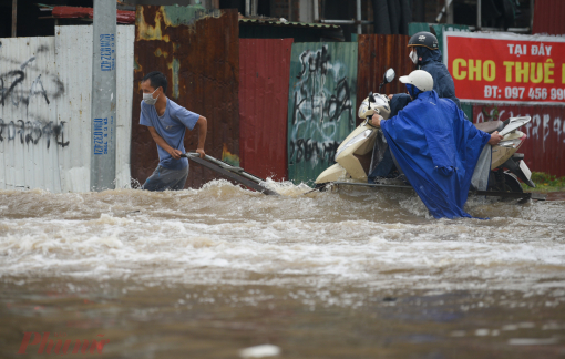 Bị sốt sau khi lội nước dơ, cẩn thận với bệnh nguy hiểm