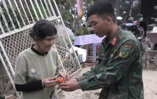 Thượng sĩ trẻ hai lần tìm lại vàng và tiền cho dân sau trận lũ lịch sử