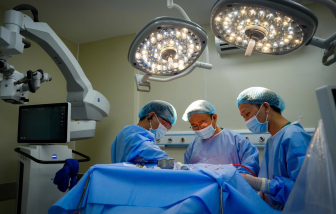 Cứu sống bệnh nhân mang 2 khối u ở 2 bán cầu não