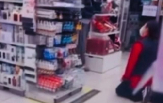 Nhân viên cửa hàng tại Hàn Quốc phải quỳ gối xin lỗi vì nhắc nhở trẻ đừng chạy nhảy