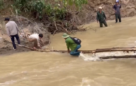 Bắc cầu tạm cho người dân đi nhận quà cứu trợ