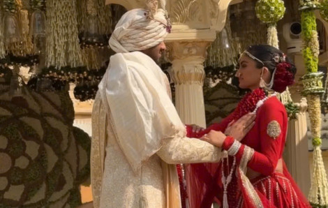 Bên trong đám cưới tiêu tốn trăm tỷ đồng của giới siêu giàu Ấn Độ có gì?