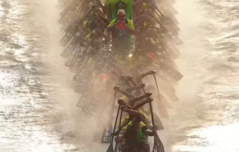 Cảnh tượng khó tin ở giải đua thuyền tại Ấn Độ