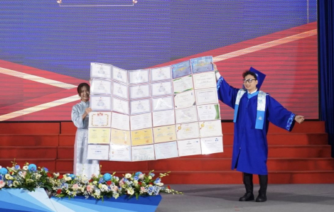 Nam sinh viên Bách khoa TPHCM khoe gần 40 tấm bằng khen ngày tốt nghiệp