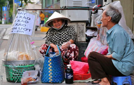 Người dân TPHCM co ro trong không khí lạnh 19 độ C