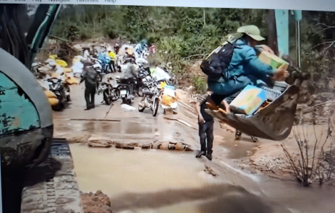 Bắc cầu tạm cho người dân đi nhận quà cứu trợ