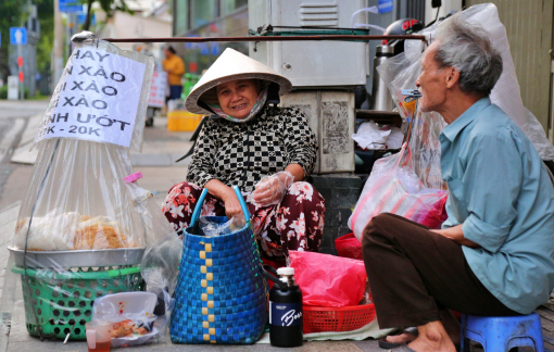 Người dân TPHCM co ro trong không khí lạnh 19 độ C