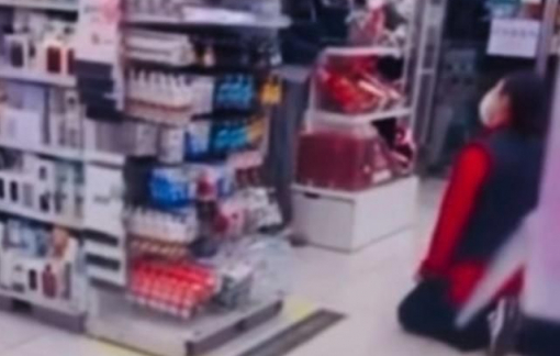 Nhân viên cửa hàng tại Hàn Quốc phải quỳ gối xin lỗi vì nhắc nhở trẻ đừng chạy nhảy