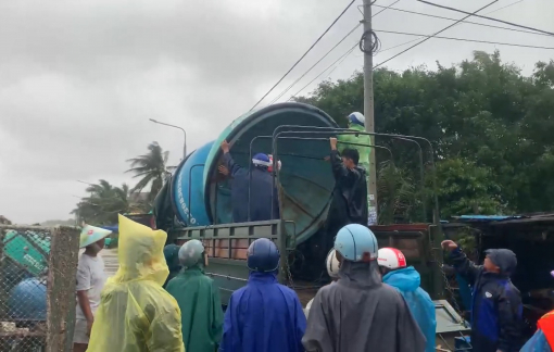 Những chiếc thuyền thúng mộc mạc hỗ trợ cứu hàng trăm người giữa lũ dữ