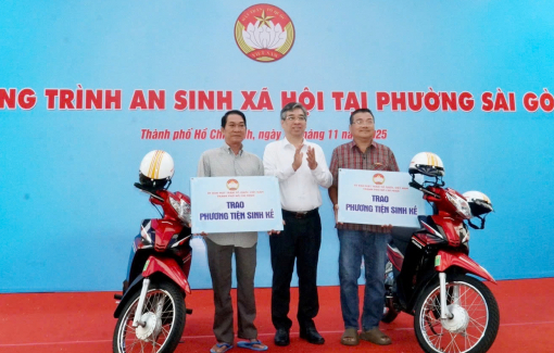 Ủy ban MTTQ TPHCM trao nhà, trao xe cho người dân