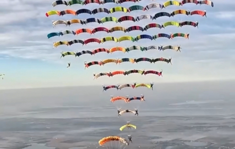 104 vận động viên nhảy dù xếp hình giữa không trung